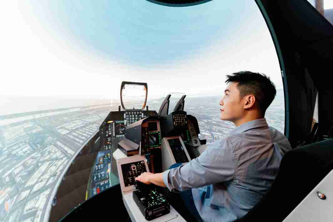 至成国际以P1.25小间距打造球形LED模拟舱，，，搭配智崴的精密六轴动态座椅，，结合至成国际专业影像调校技术，，呈现拟真模拟飞行场景