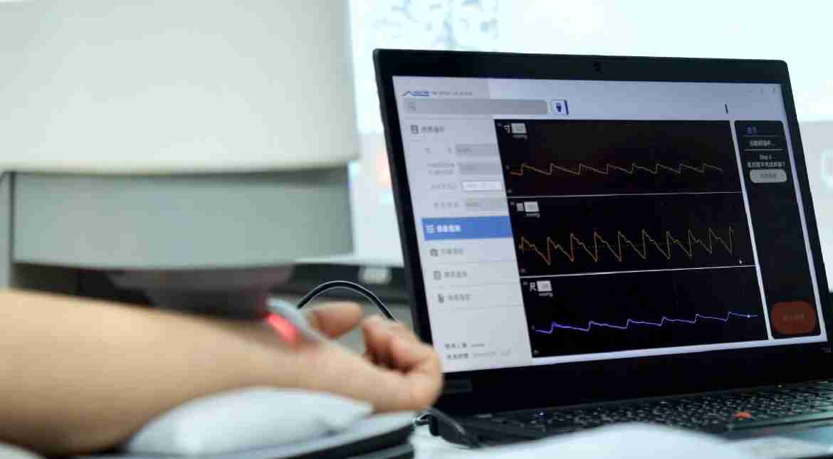 至成国际耘康以高解析与拟真的显示技术，，，将其应用于中医检测，，提供“中医数位化检测方案”，，使传统中医检测结果数据化与可视化