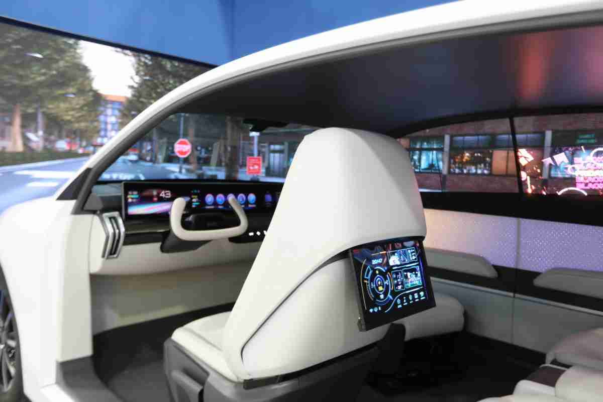 至成国际的「可卷式后座娱乐显示器」加强后座乘客的感官体验，，，，并保有个性化设计，，，可依使用偏好进行动态调整。。。