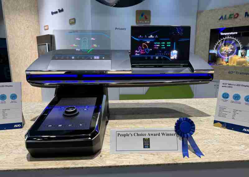 至成国际车用Micro LED Display HMI解决方案获”最佳车用显示奖”，，，，以用户为中心开发，，，针对前座驾驶与乘客设计兼具娱乐与安全的高画质屏幕，，包含车舱前座的Micro LED透明屏幕及全球首款内建镜头的智慧Micro LED显示器