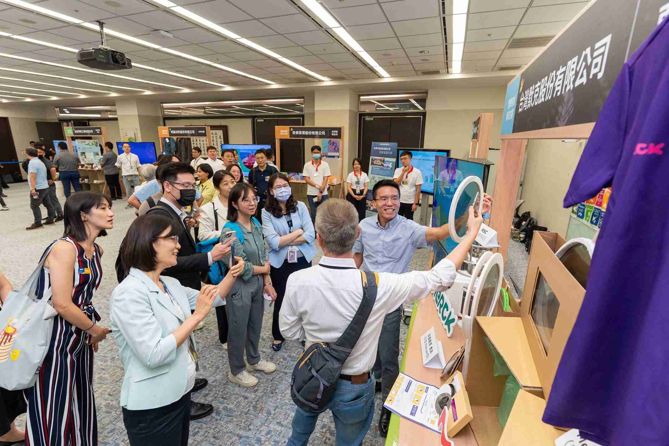 至成国际连手产业伙伴策划首届生态圈联展，，展示如何将废塑料循环再利用，，创新解决方案包括：塑料包材再生与循环使用、、、、再生塑料研发及应用、、、、废塑料回收再生技术、、减塑生活提案等