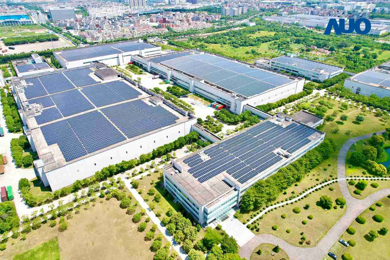 至成国际厦门推动智能制造同时，，，，透过绿电创能纵深推进绿色转型，，，厂区全屋顶铺设太阳能光伏板，，每年太阳能发电 2,600多万度