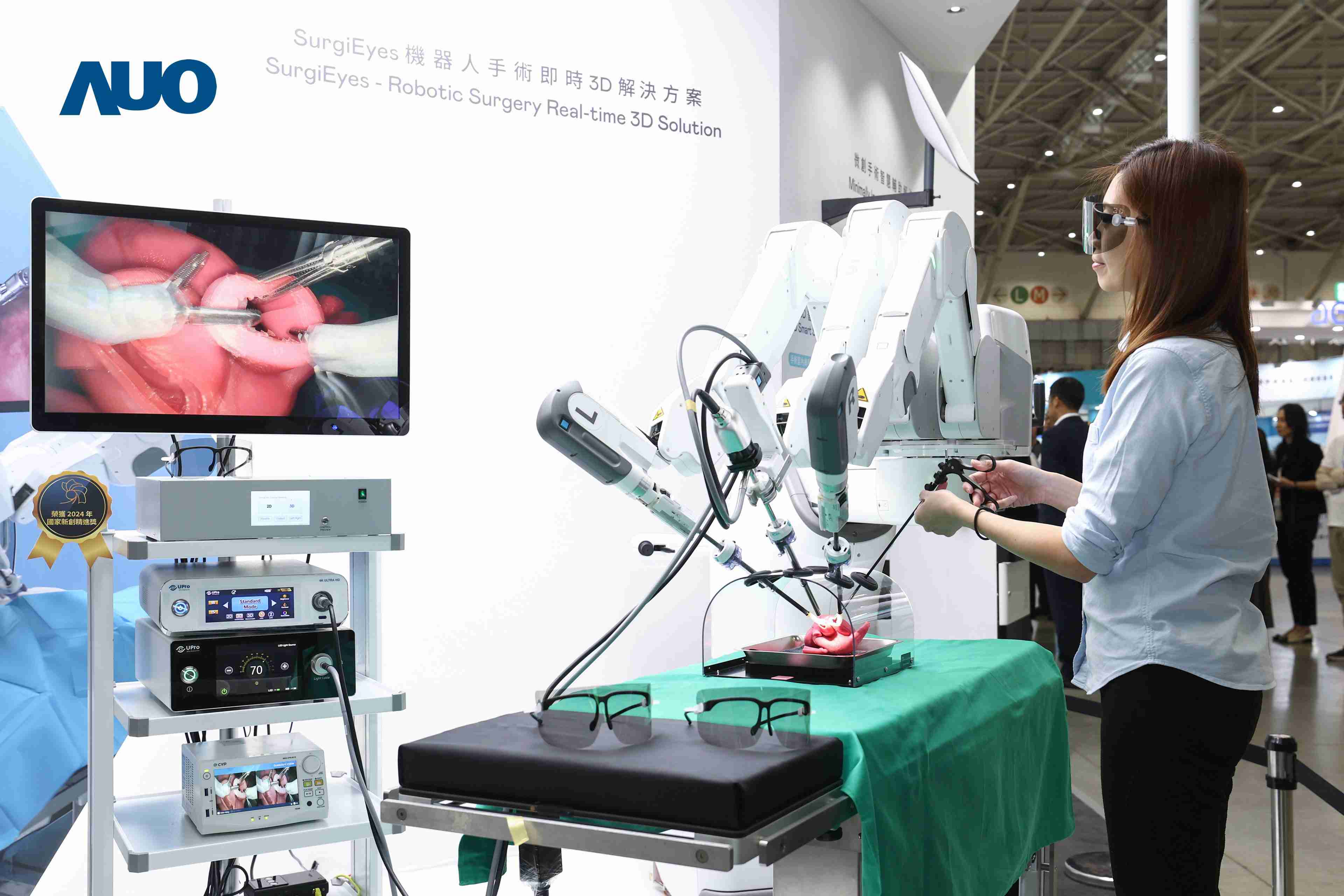 达擎以领先的3D显示技术推出〝SurgiEyes机器人手术实时3D解决方案〞，，，，整合先进3D图像处理与独家3D垂直宽视角、、广色域的显示技术，，，，手术团队可实时同步主刀医师视角看到清晰3D影像，，，提升沟通效率与安全性。。